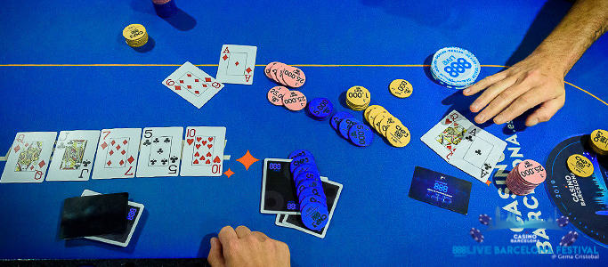 Boton o dealer en un maletin de poker