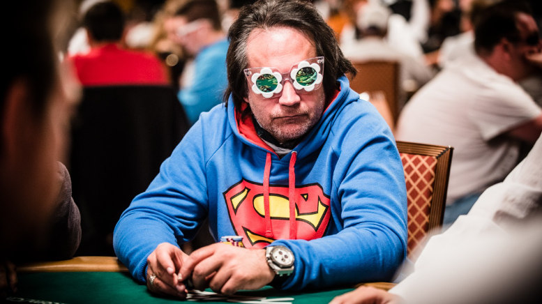 Camisetas y elementos que se necesitan para jugar a poker
