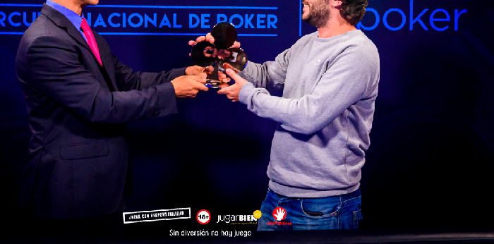 Trofeo de poker con figura de trebol