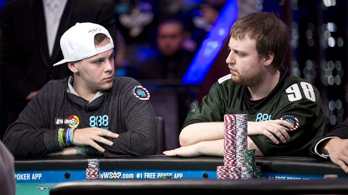Jugadores en la mesa de poker