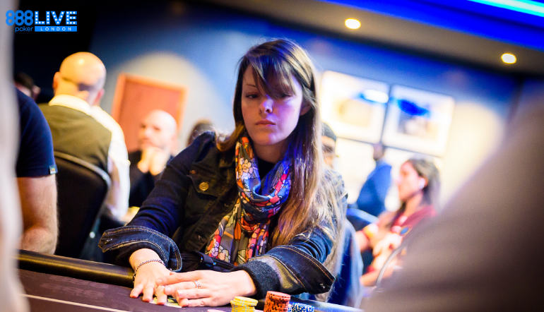 Mujeres que juegan a poker