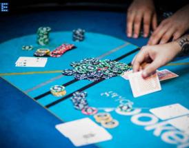 Dealer y repartir cartas en poker