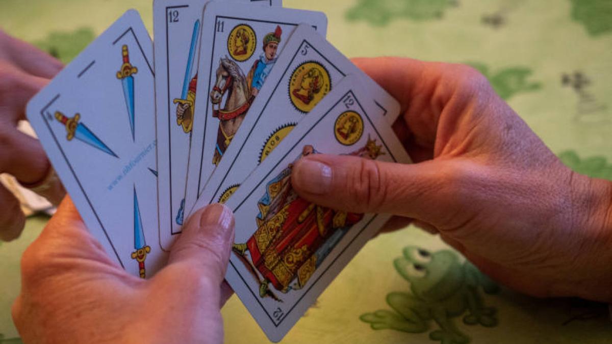 Jugar al uno con cartas españolas deals