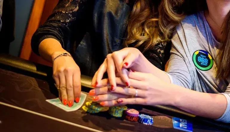 Como se reparten cartas de poker